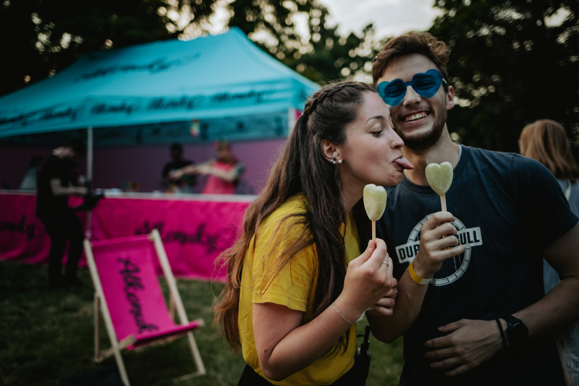 Pár si pochutnává na Alkonukách u festivalového stánku